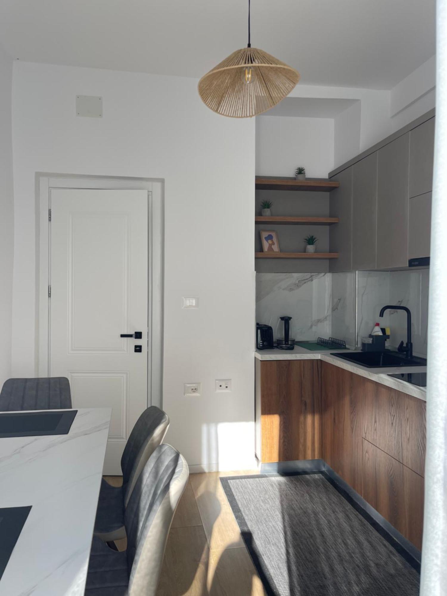 Sunny City Center Apartment Lezhe Bagian luar foto