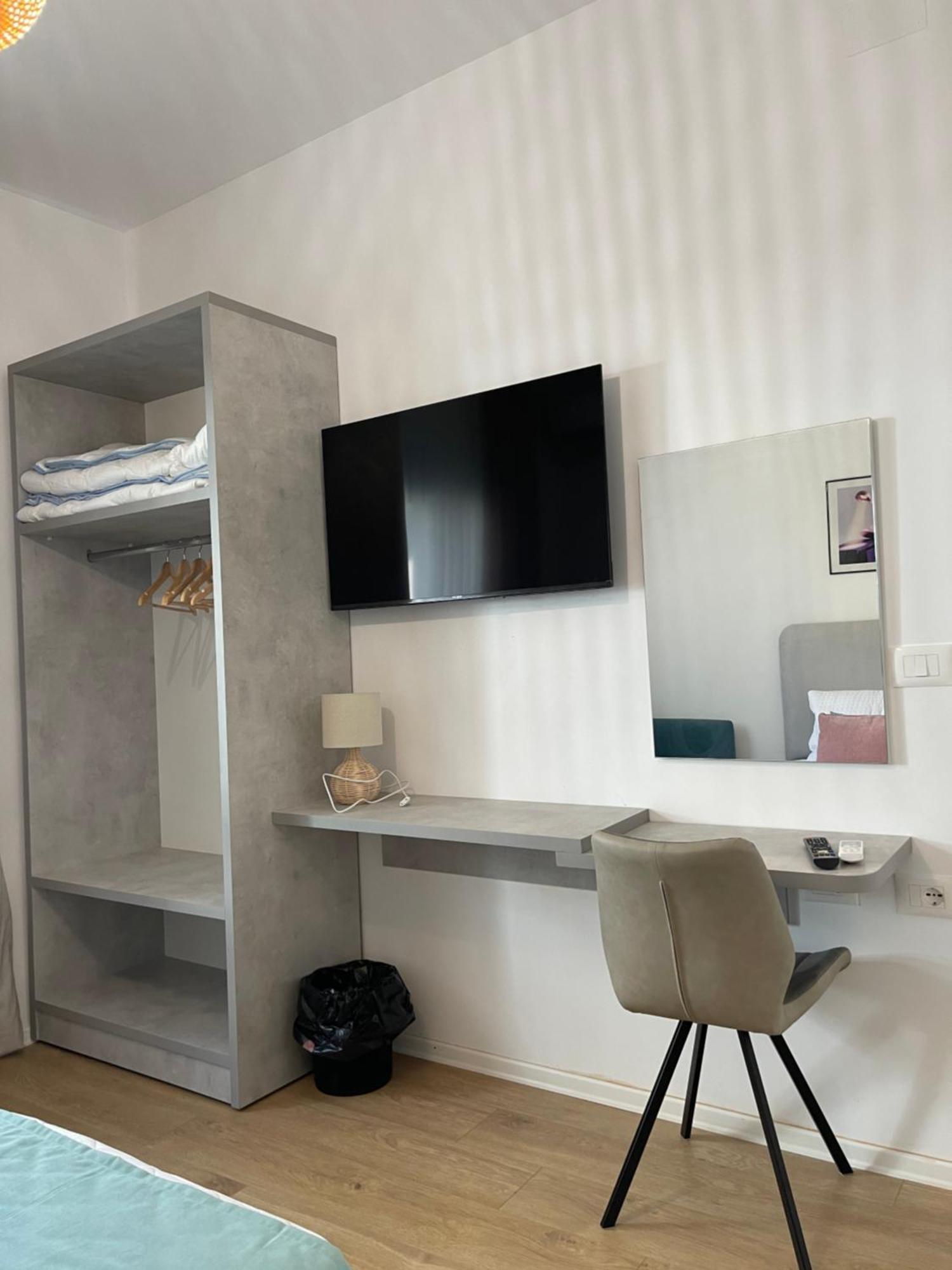 Sunny City Center Apartment Lezhe Bagian luar foto